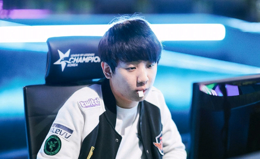 这位年轻且 这位年轻且